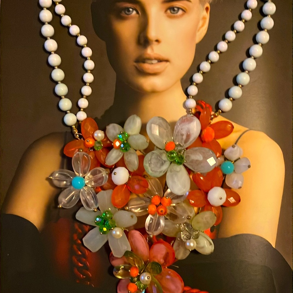 Gorgeous, beaded Vintage necklace.